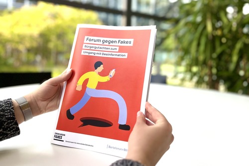 Person hält Bürgergutachten zwischen zwei Händen