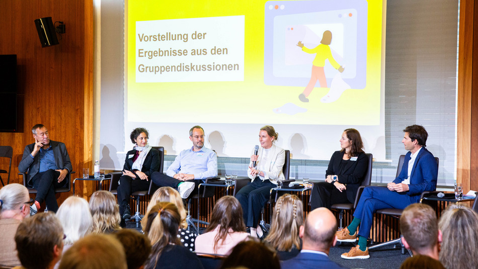 Forum gegen Fakes – Gemeinsam für eine starke Demokratie: Impressionen der Dialogveranstaltung zur Übergabe des Bürgergutachtens am 12. September 2024 im BMI in Berlin