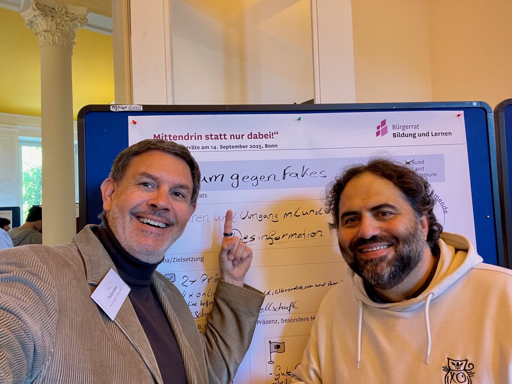 Arne Feldmann und Patrick Süß beim Fachtag Bürgerräte am 14.09.2025 in Bonn Zwei Männer vor einer Metaplanwand