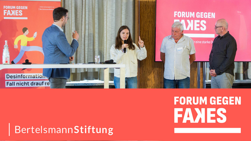 Bürger:innen auf der Bühne, Rahmen im Forum gegen Fakes Design