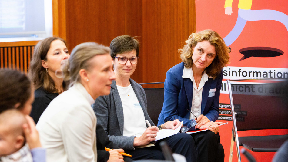 Forum gegen Fakes – Gemeinsam für eine starke Demokratie: Impressionen der Dialogveranstaltung zur Übergabe des Bürgergutachtens am 12. September 2024 im BMI in Berlin