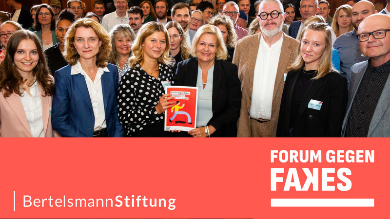 Bild von der Übergabe des Bürgergutachtens an Ministerin Nancy Faeser