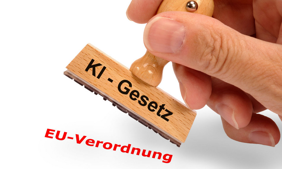 Hand hält einen Stempel mit dem Aufdruck "KI-Gesetz"