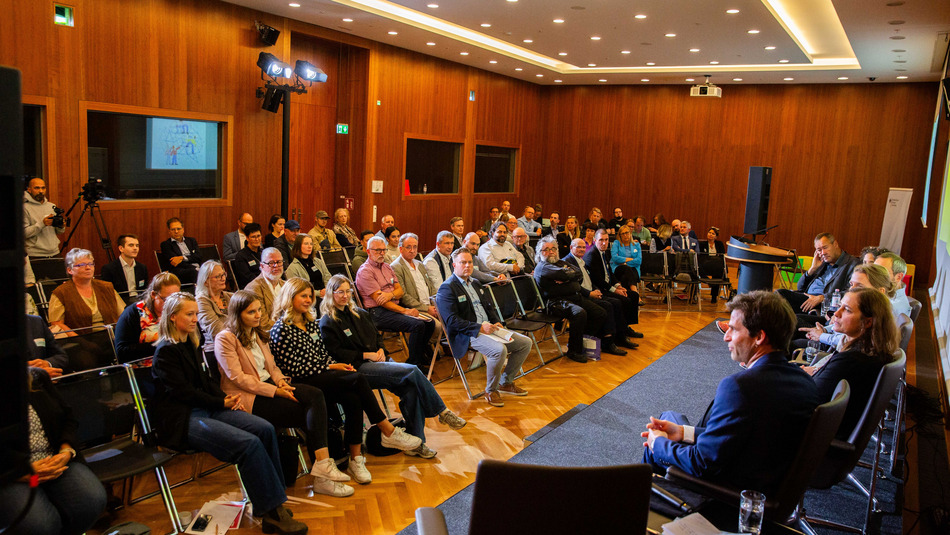 Forum gegen Fakes – Gemeinsam für eine starke Demokratie: Impressionen der Dialogveranstaltung zur Übergabe des Bürgergutachtens am 12. September 2024 im BMI in Berlin