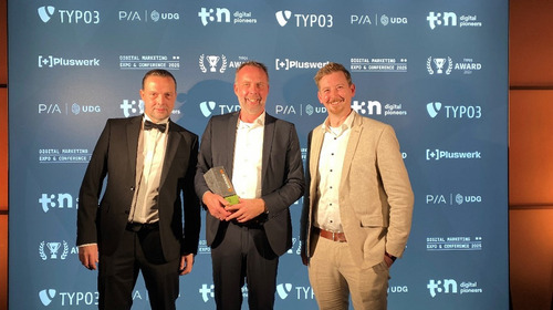 Marius Köhler (ressourcenmangel), Matthias Huntemann (Bertelsmann Stiftung) und Matthias Kappenberg (ressourcenmangel) (v.l.n.r.)bei der Verleihung es TYPO3 Awards